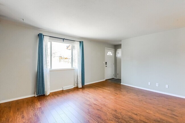 Building Photo - Four Bedroom Home in Englewood