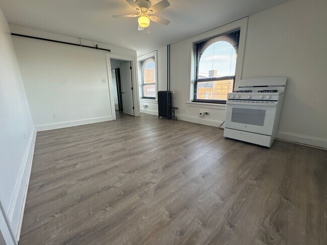 Foto del edificio - Spacious 1 Bedroom Apartment