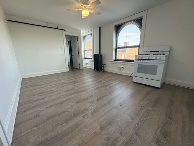 Building Photo - Spacious 1 Bedroom Apartment