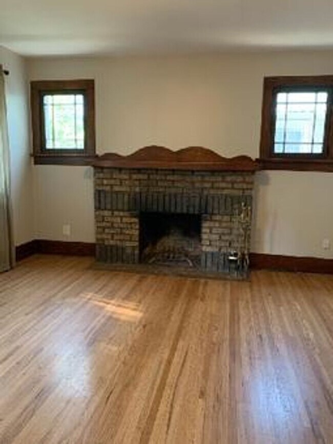 Building Photo - STUDENTS WELCOME! Adorable Single-Family Home in Historic Old Town