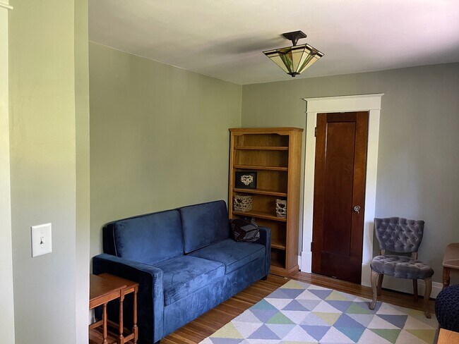 Building Photo - 139 Burbank Dr