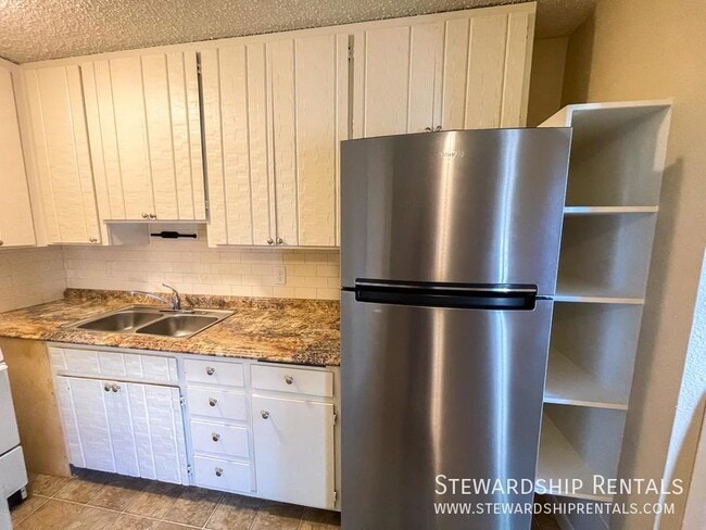 Photo - 893 W 5th Ave Apartment