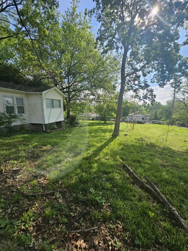 Building Photo - CHARMING UPDATED BUNGALOW!!!!