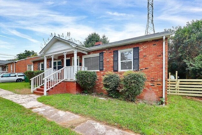 Building Photo - Charming 2BD/1BA Duplex Off West Blvd