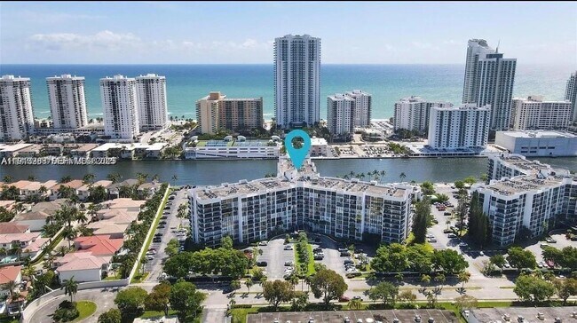 Foto del edificio - 1000 Parkview Dr