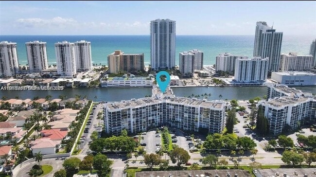 Building Photo - 1000 Parkview Dr