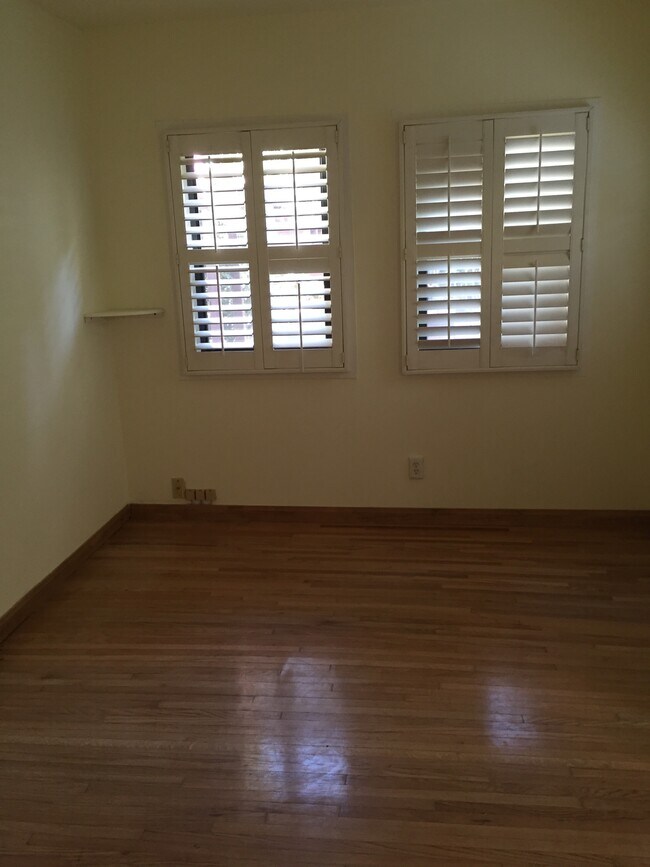 main room - 558 Radcliffe Ave