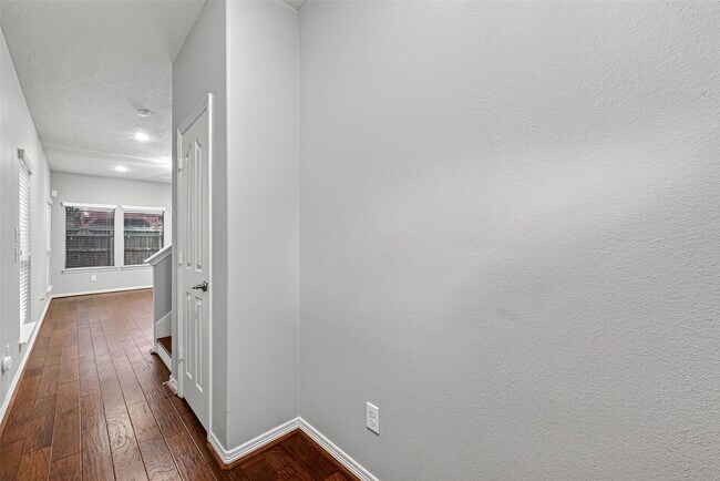 Building Photo - 8910 Minola Oaks Dr