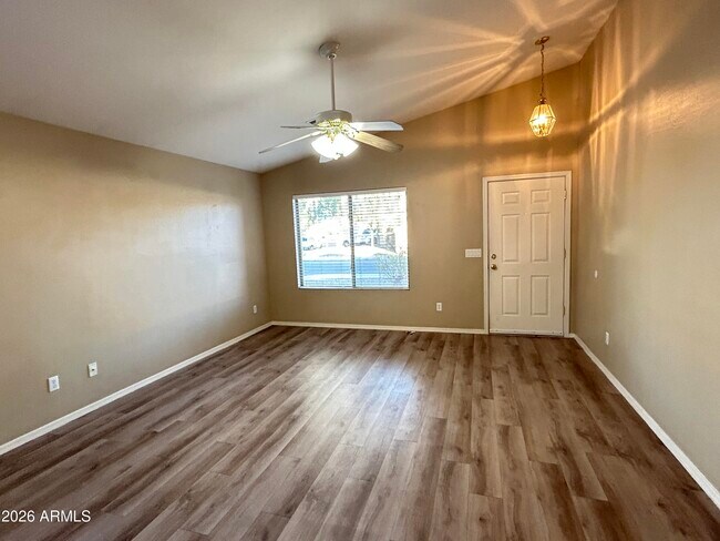 Foto del edificio - 2130 S 156th Ave