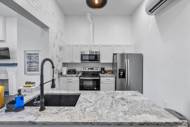 Building Photo - 18 W Elder St