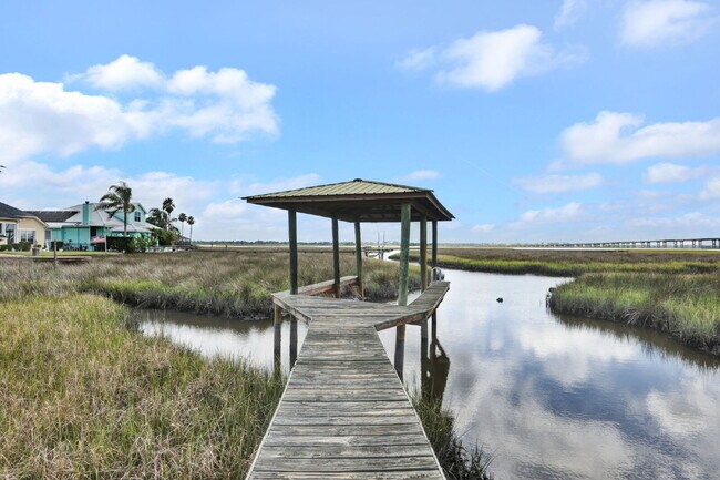 Building Photo - Welcome to your Florida lifestyle! 5 bedro...