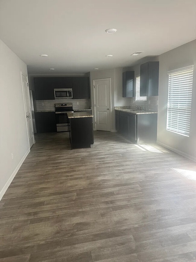 Building Photo - Room in House on Toronto Cir