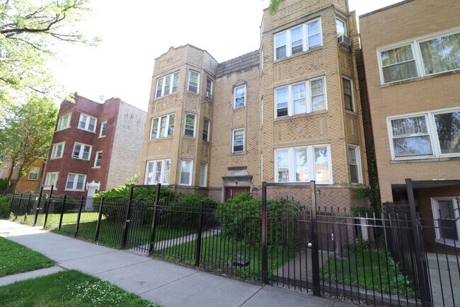Building Photo - 6216 N Mozart St