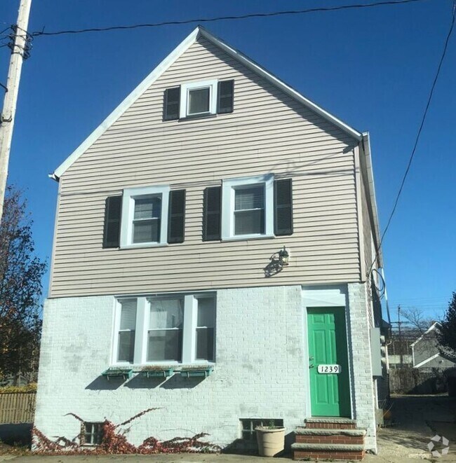 Building Photo - 1239 W 67th St