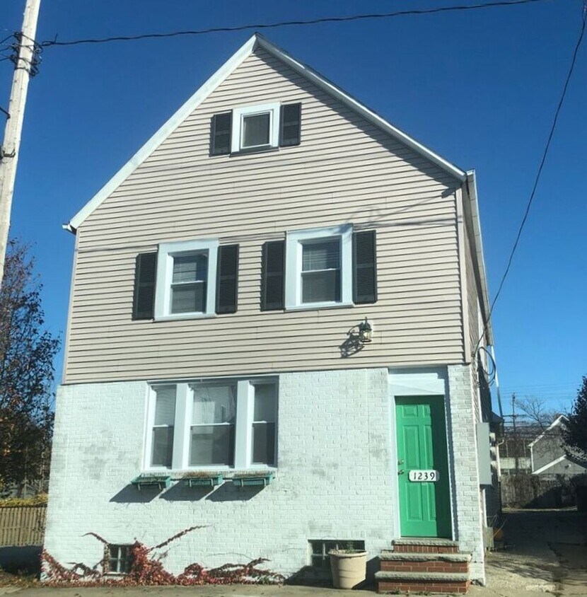 Foto principal - 1239 W 67th St