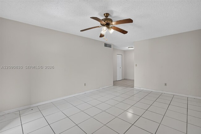 Building Photo - 10786 N Kendall Dr