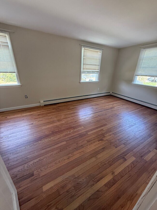 Foto del edificio - A 2 bedroom one bathroom ranch home in Har...