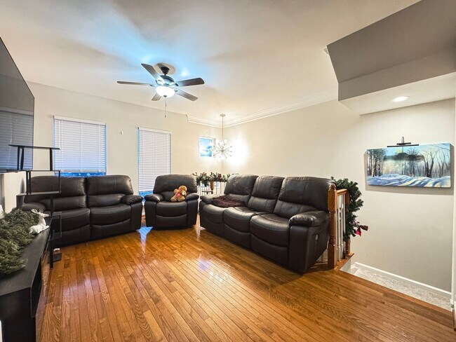 Photo - Beautiful 3 Bed 3.5 Bath Interior Townhome In Vibrant Brambleton Landbay