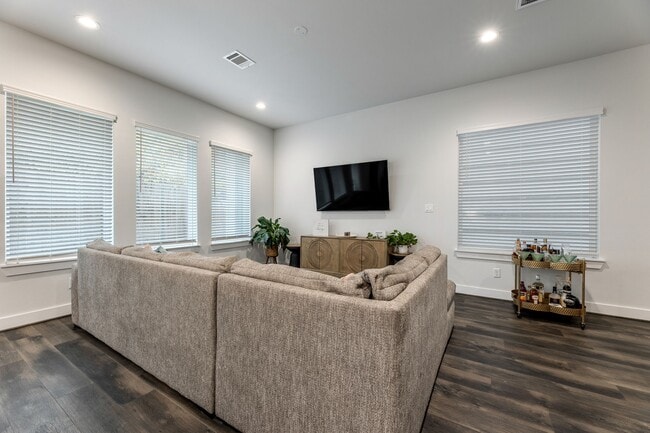 Foto del edificio - 5725 White Magnolia St.