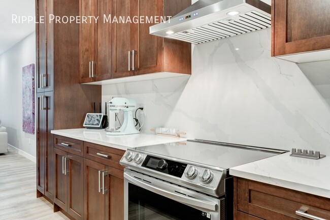 Photo du bâtiment - AMAZING 4 BEDS/ 3 BATHS UPPER LEVEL ONLY!