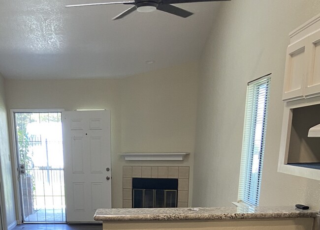 Foto del edificio - Newly Renovated Condo - In Beautiful Gated Community!