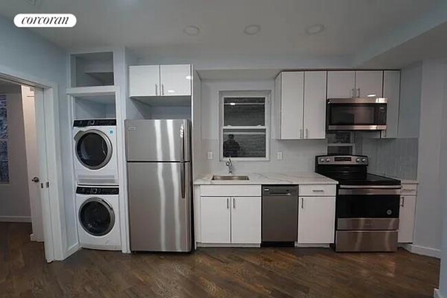 Building Photo - 207 E 205th St