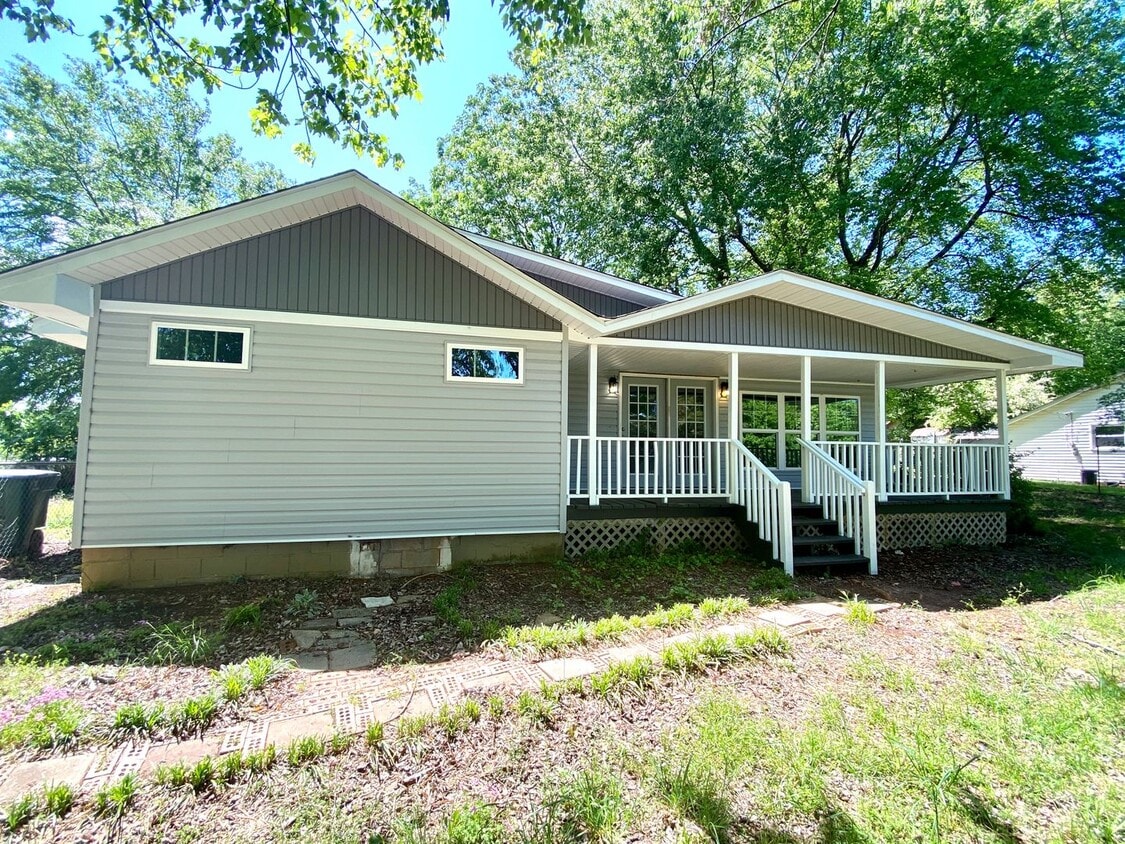 3 Bedroom Home in Seneca, SC - 3 Bedroom Home in Seneca, SC