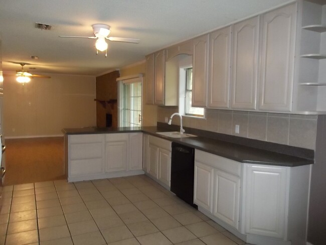Building Photo - 3 BEDROOM, NORTH BELTON
