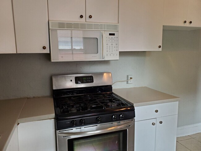 Building Photo - 4 Bedroom 1.5 Bath Home in Lancaster City
