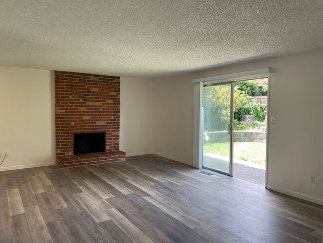 Building Photo - Very Nice 3 Bedroom 2 bath Home-Fully fenced Back Yard-East Medford