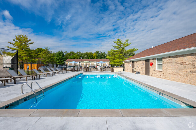 Piscina - The Village at Sandstone Apartments