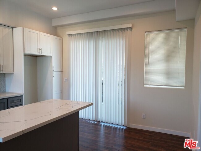 Foto del edificio - 999 Glenoaks Blvd