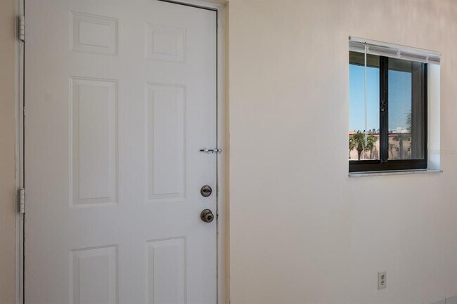 Foto del edificio - 8701 Blind Pass Rd