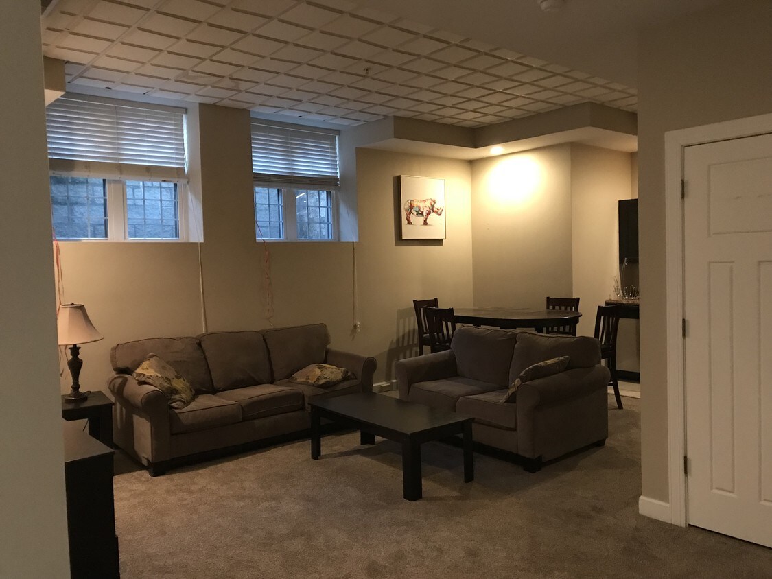 Primary Photo - 1400 W 4th St