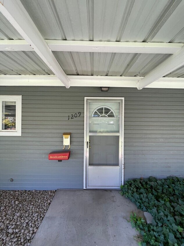 Foto principal - Hard to find 2 bdrm, 1.5 bath unit with wa...