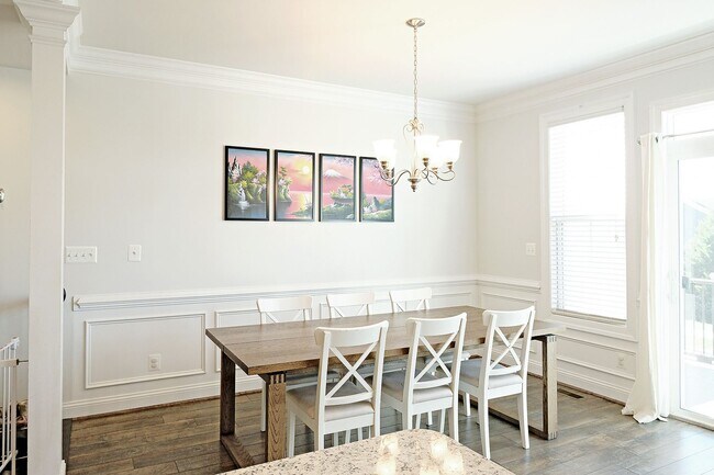 Foto del edificio - Pet-Friendly Townhome With Rooftop Terrace + Blue Ridge Mountain Views
