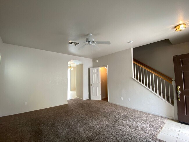 Foto del edificio - Spacious Three Story, Four Bedroom / 3.5 B...