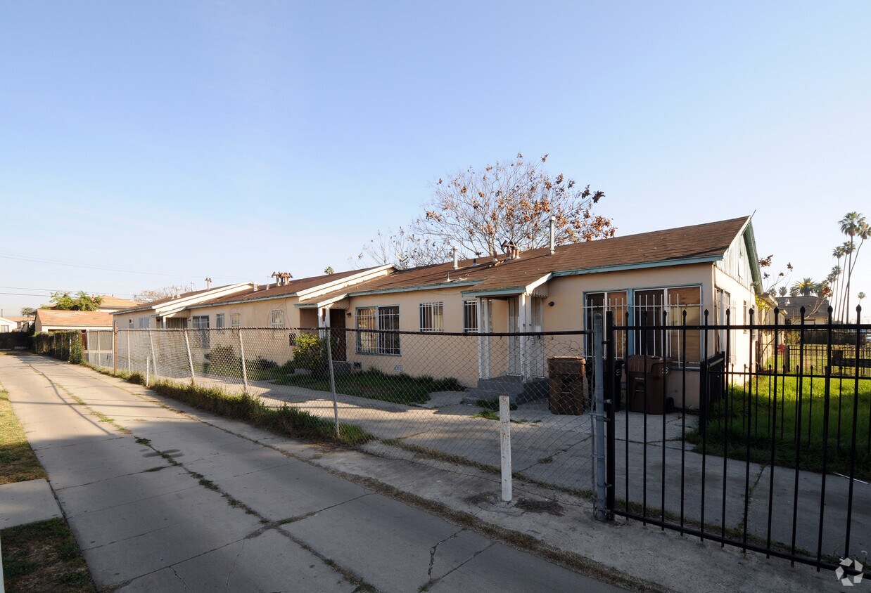 Primary Photo - 5 Unit Apartment Bldg