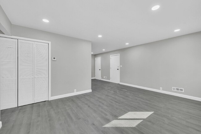 Building Photo - 7112 E 107th Terrace