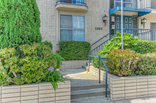 Building Photo - 1385 Kelton Ave