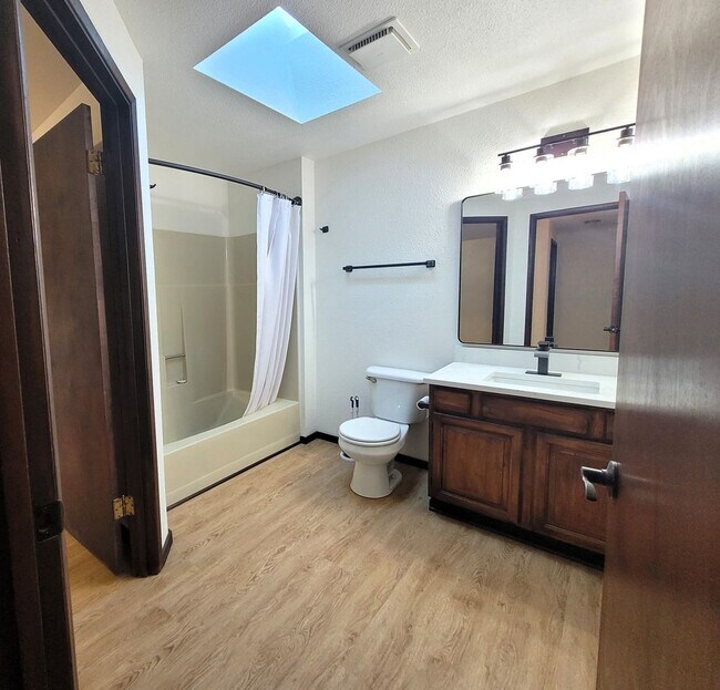 Foto del edificio - 3 Bedroom Home w/ Cozy Wood Burning Stove
