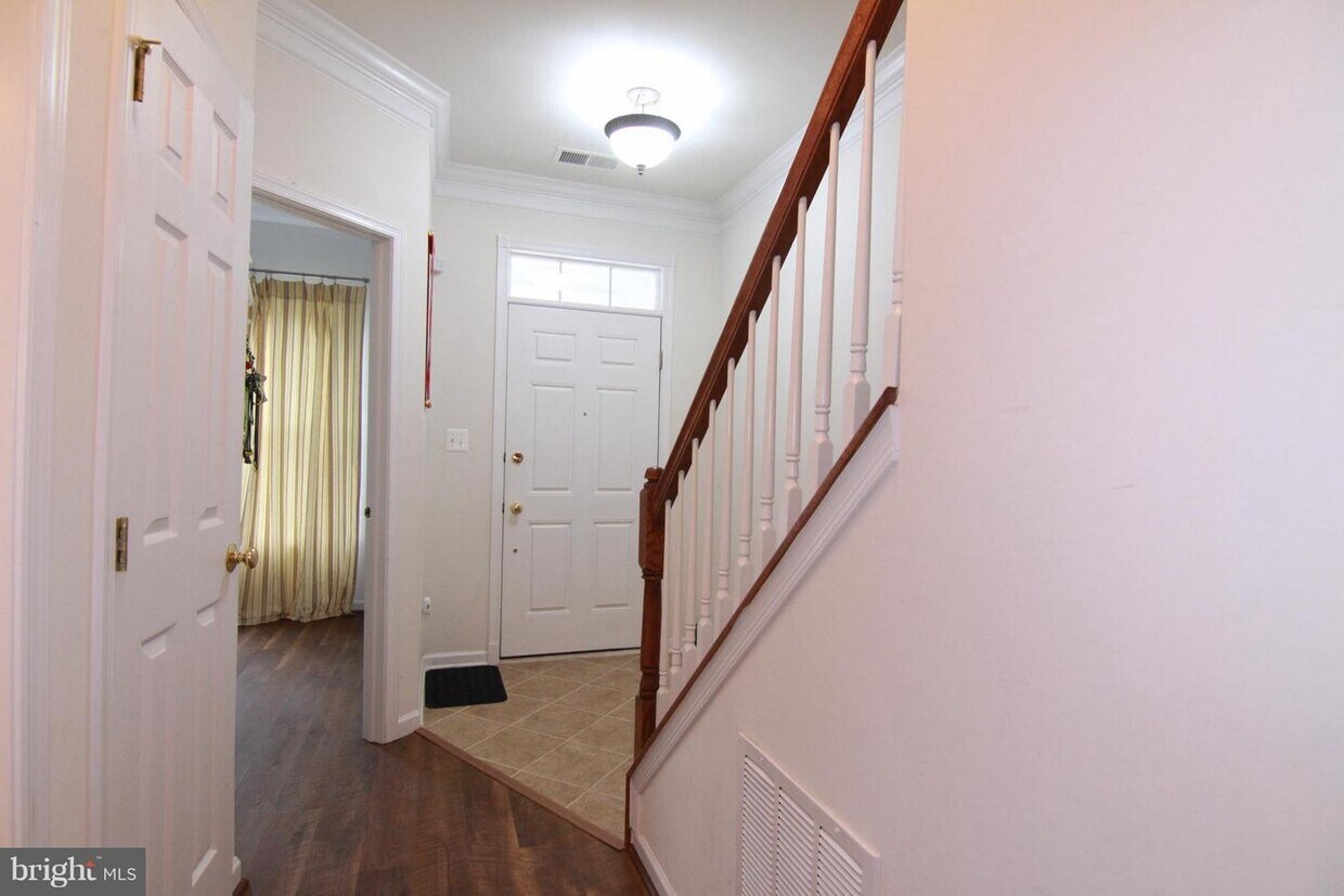 42595 Pine Forest Dr, Chantilly, VA 20152 Townhome Rentals in