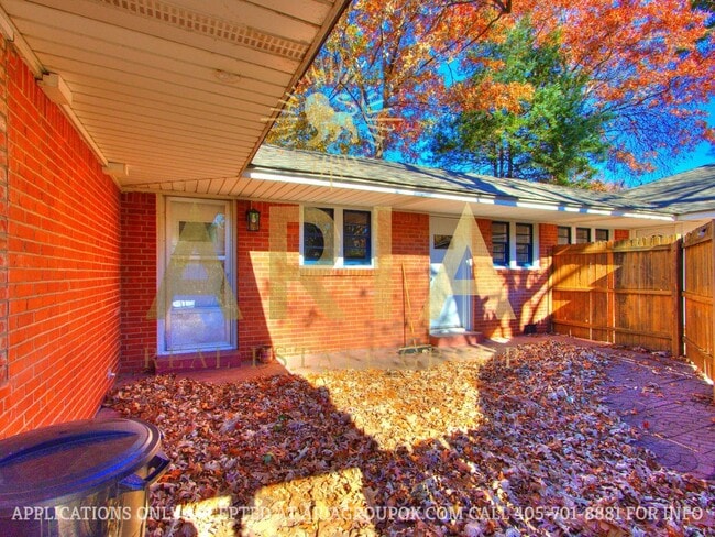 Building Photo - *COMING SOON!* UPDATED 3 BED/2 BATH DUPLEX...