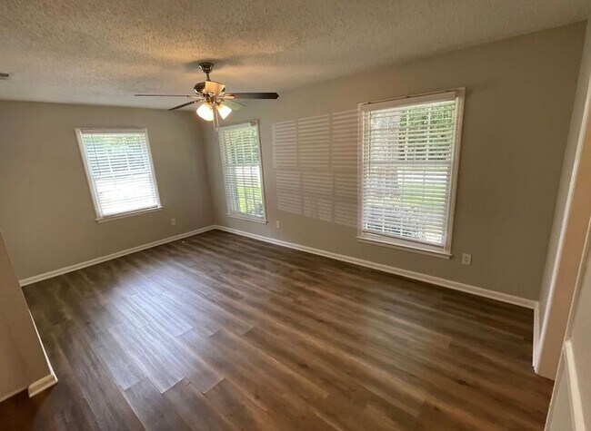 Foto del edificio - 10437 White Pine Rd