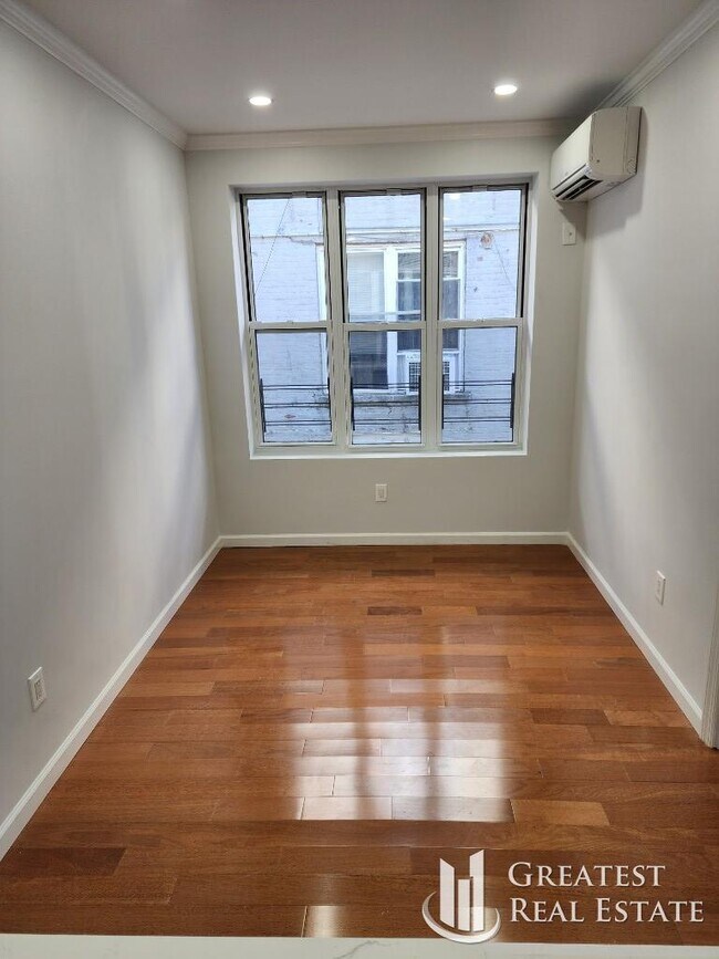 Building Photo - 3 bedroom in SOUTH RICHMOND HILL NY 11419