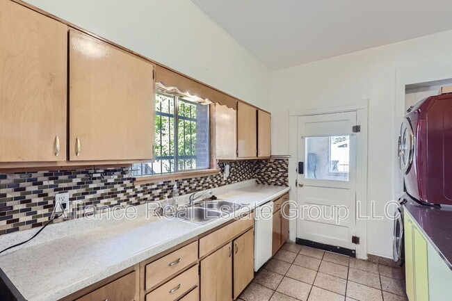 Building Photo - 39 W Byers Pl