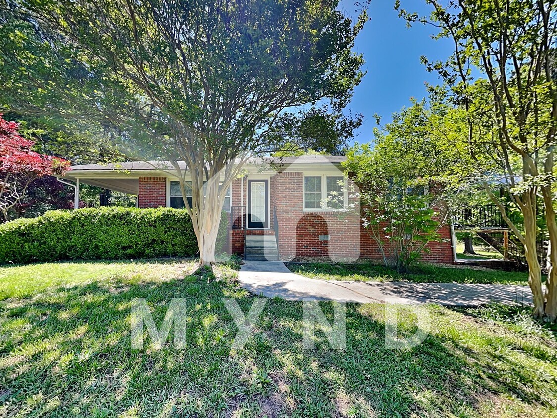 Foto principal - 1417 Iris Lake Rd
