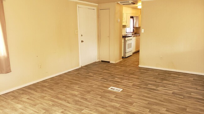 Building Photo - 2 Bedroom / 2 Bathroom Manufactured Home a...