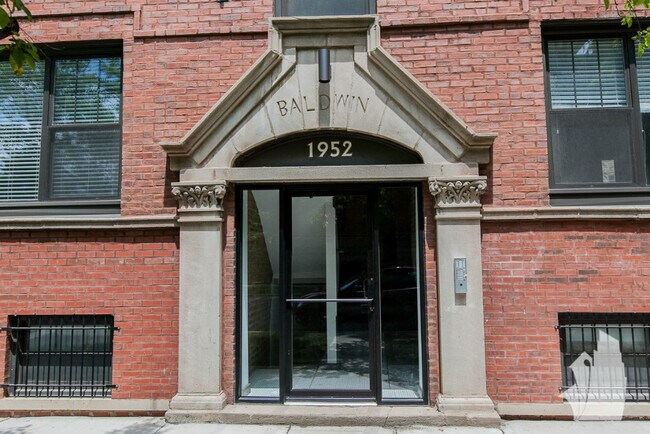 Building Photo - 1949 W Nelson St