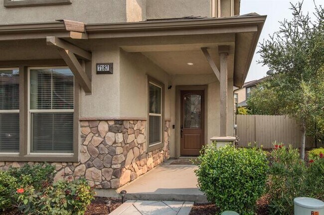 Building Photo - Beautiful 3 Bedroom PLUS Bonus Room in Pen...